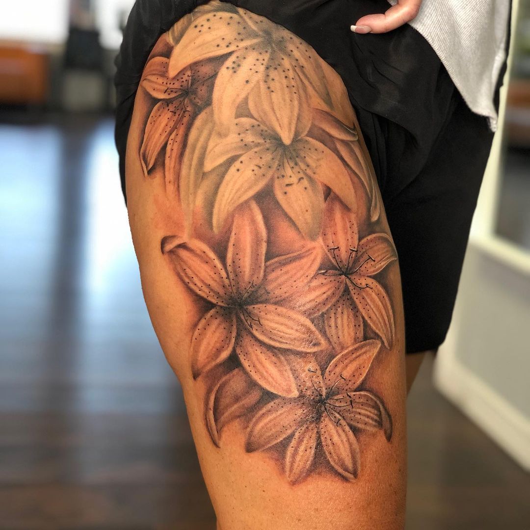 Tatuaje floral en el muslo