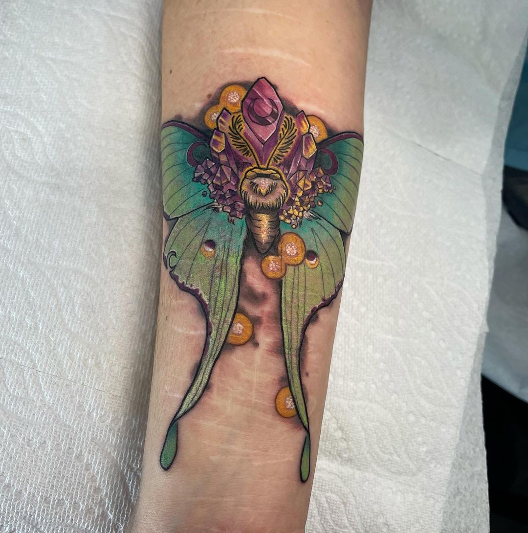 Tatuaje inusual de mariposa en el antebrazo