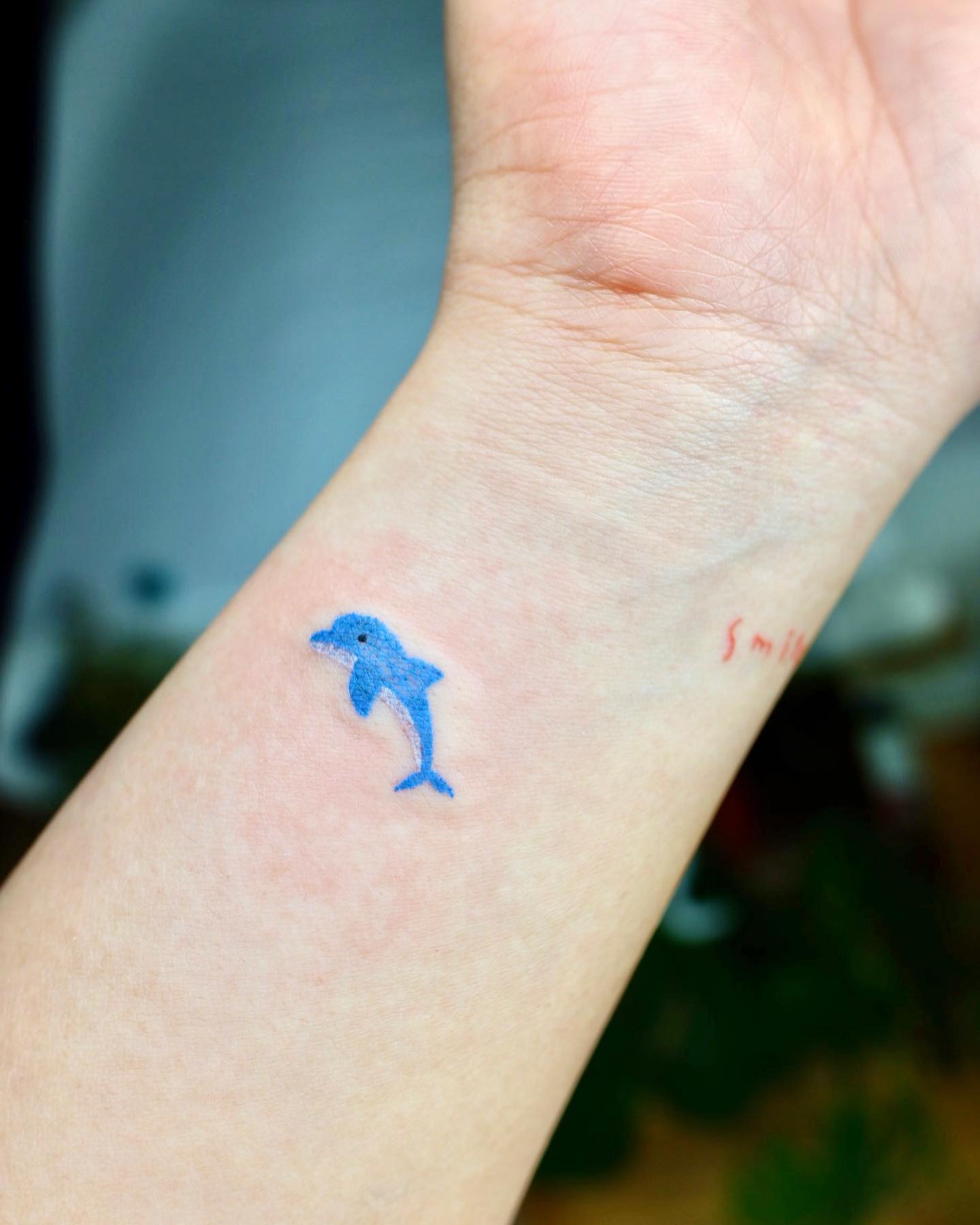 Tatuaje pequeño de delfín azul