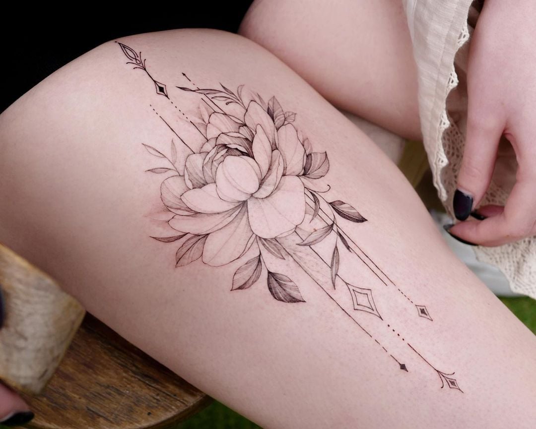 Tatuajes de flores en el muslo para mujeres