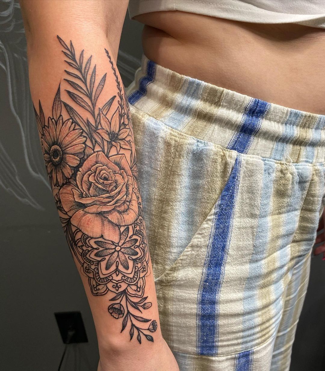 Tatuajes Retro de Flores en el Antebrazo