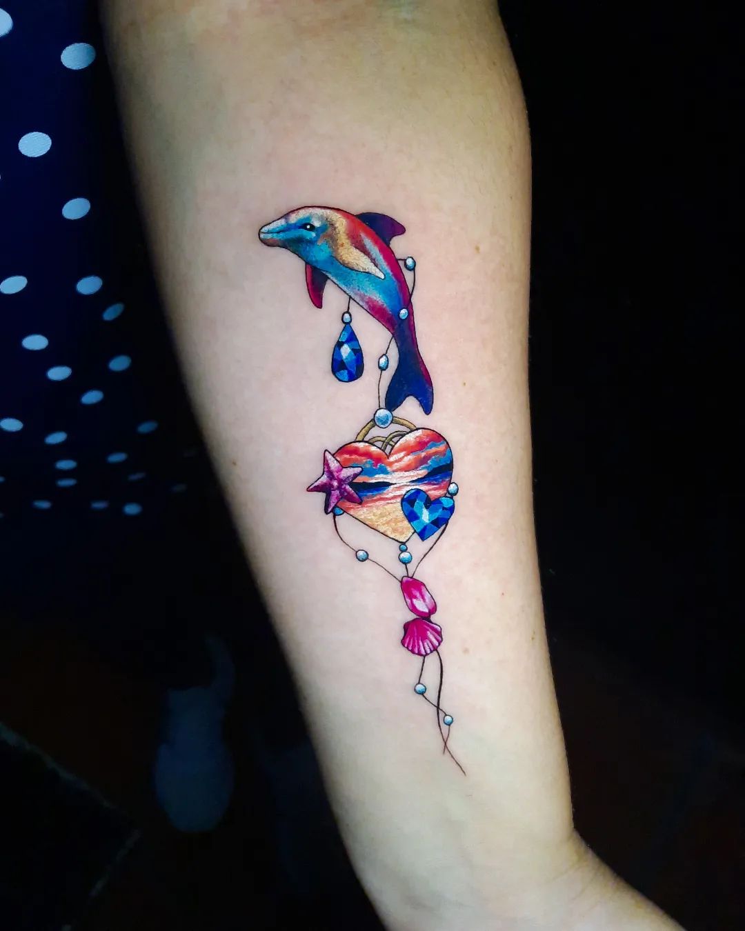 Tinta colorida de tatuaje de delfín