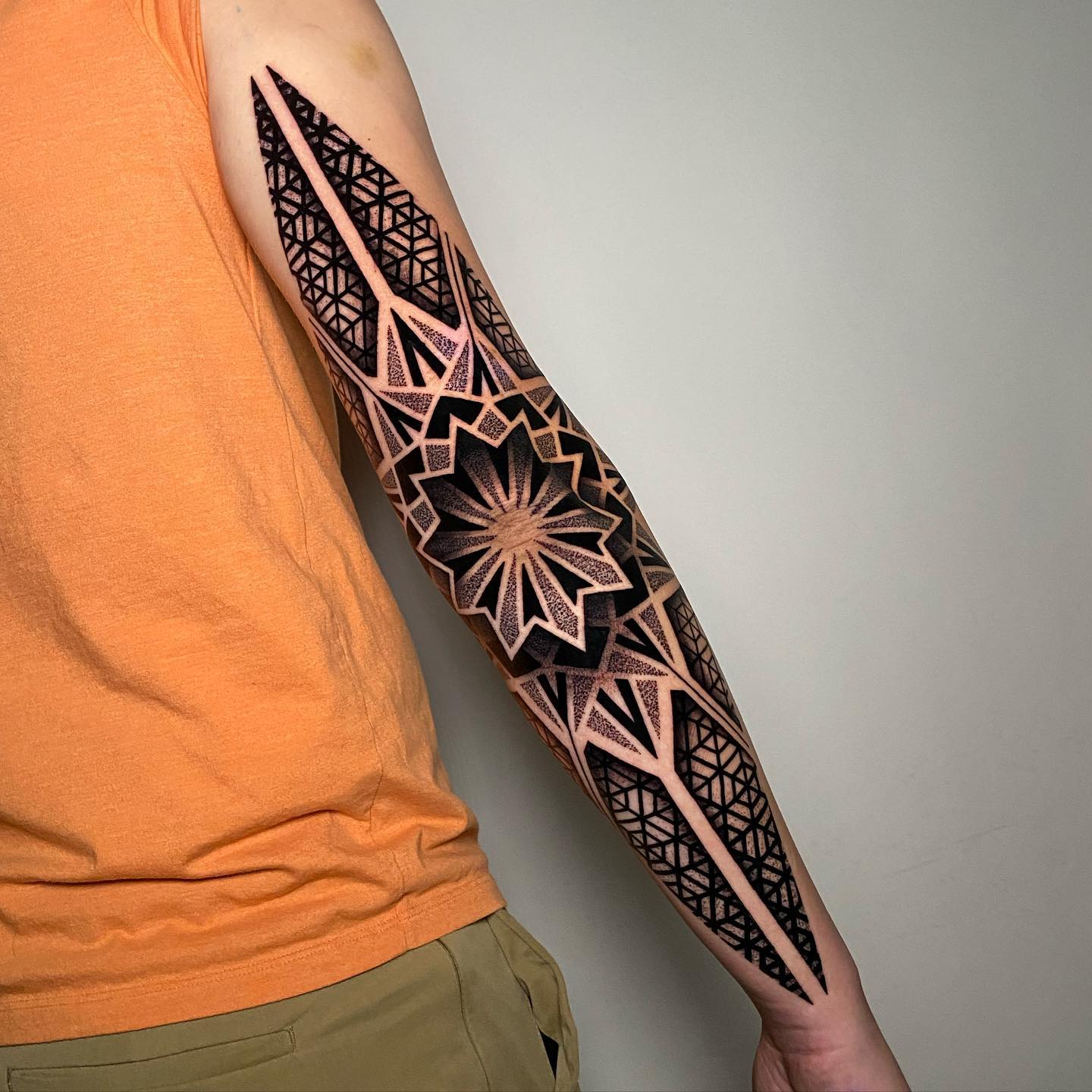 Tinta negra codo mandala tatuaje en el brazo