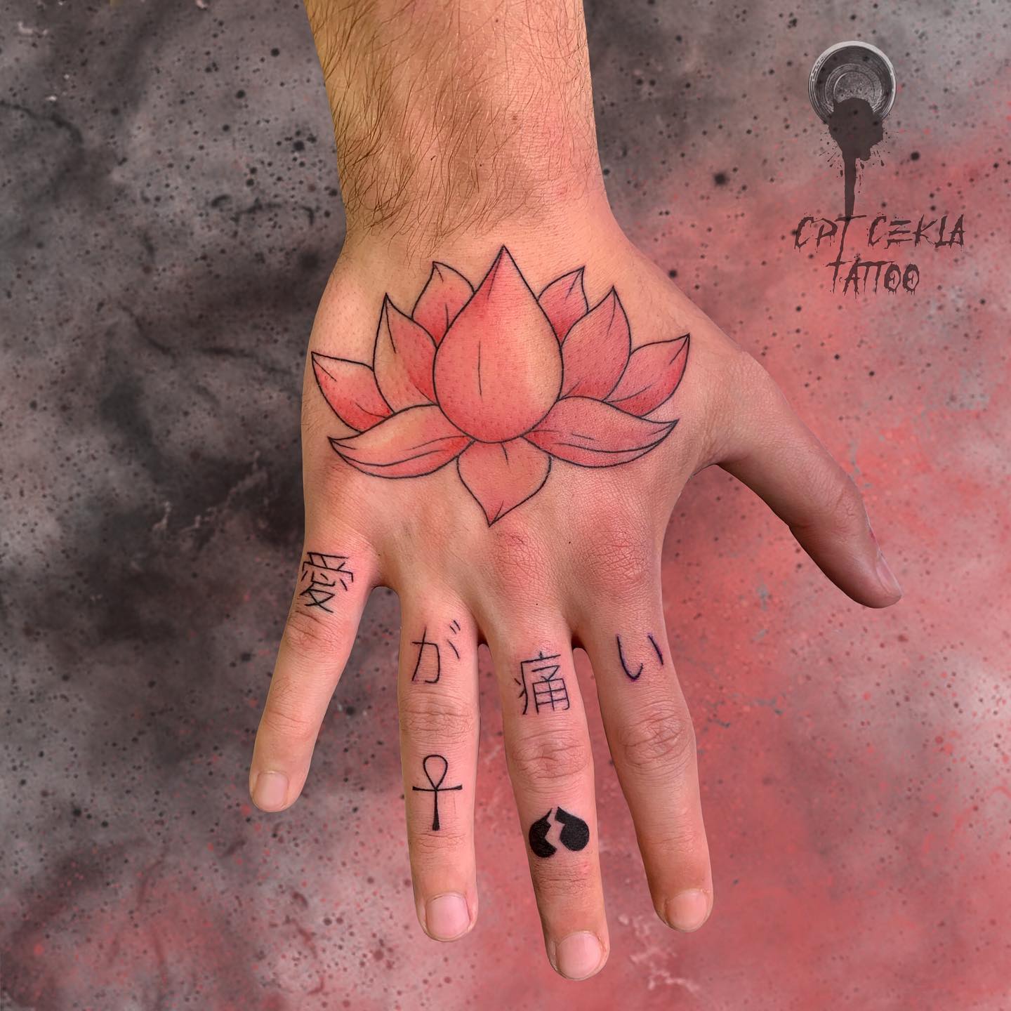 Carta china tatuada en el dedo