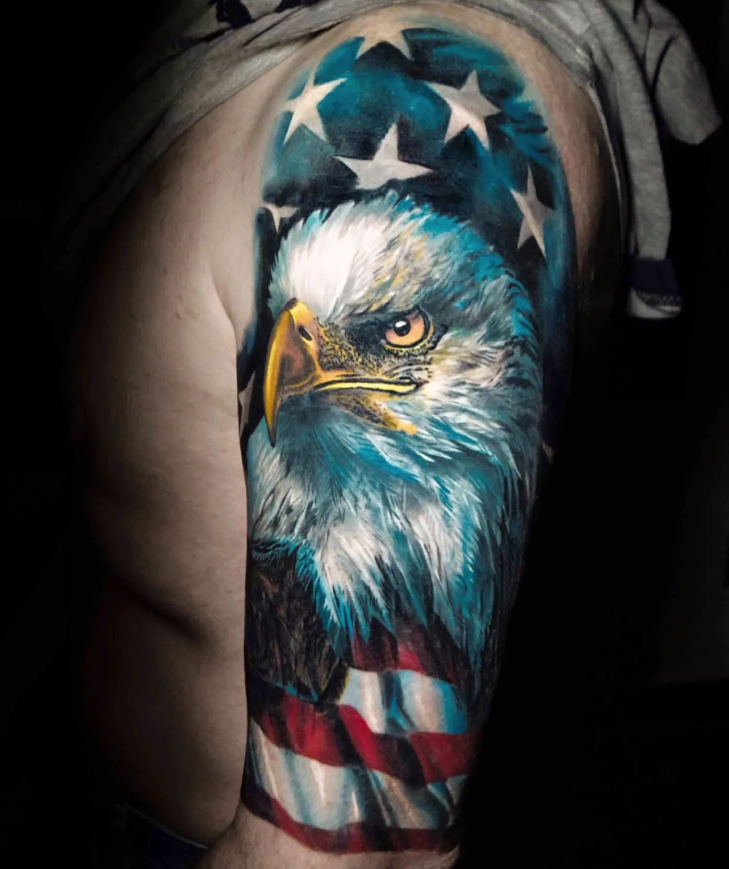 Diseño de tatuaje de águila azul y bandera estadounidense.