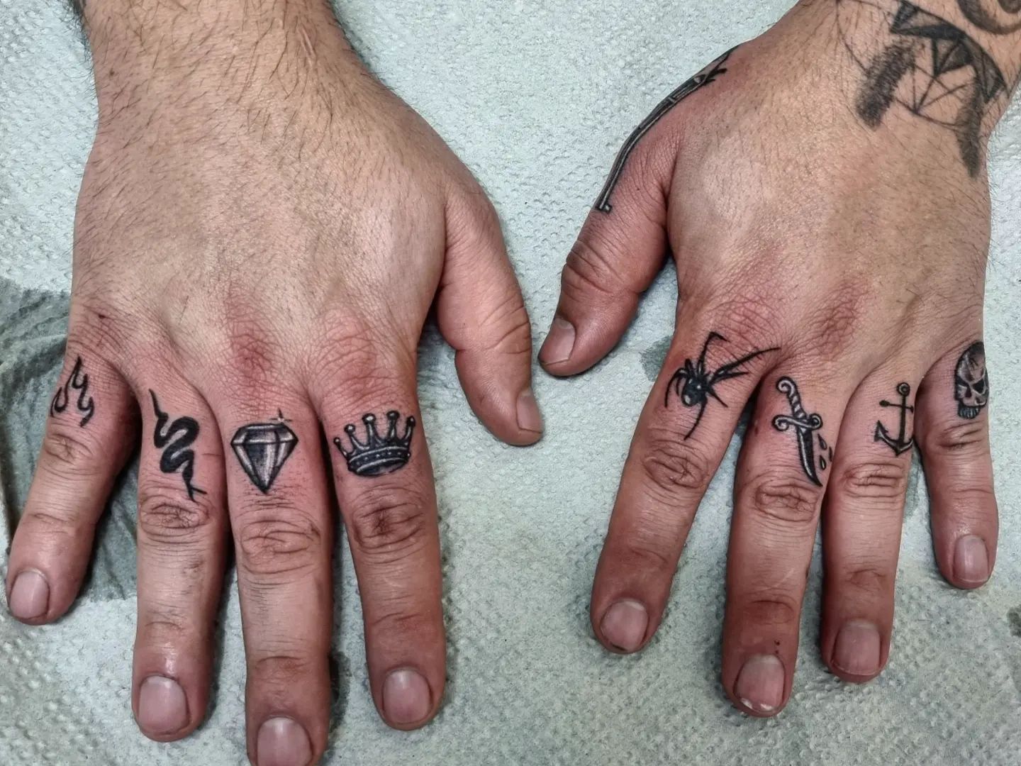 Diseño de tatuaje en cada dedo