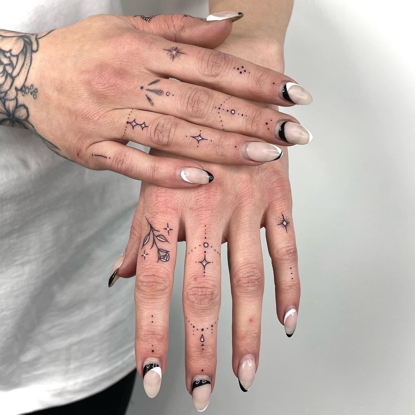 Diseño de tatuaje místico en el dedo