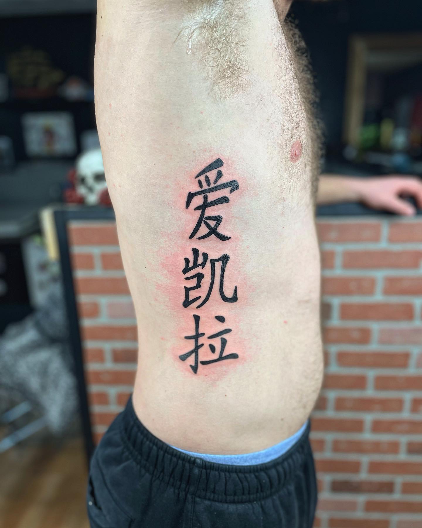 Letras chinas Tatuaje de costilla.