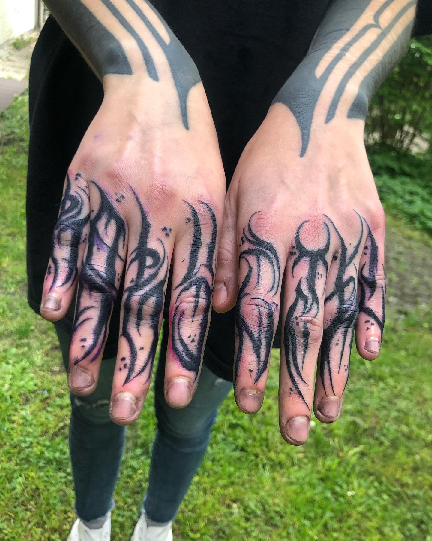 Líneas negras tatuajes de dedos