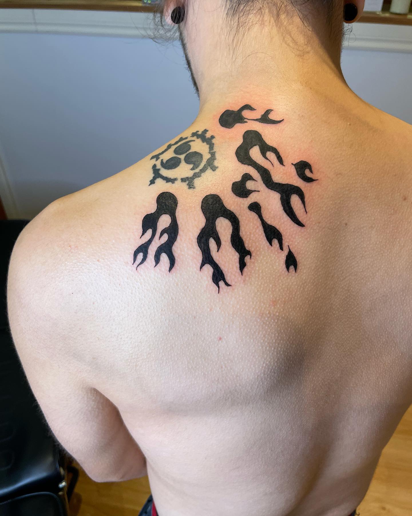 Marca maldita del tatuaje de espalda y cuello