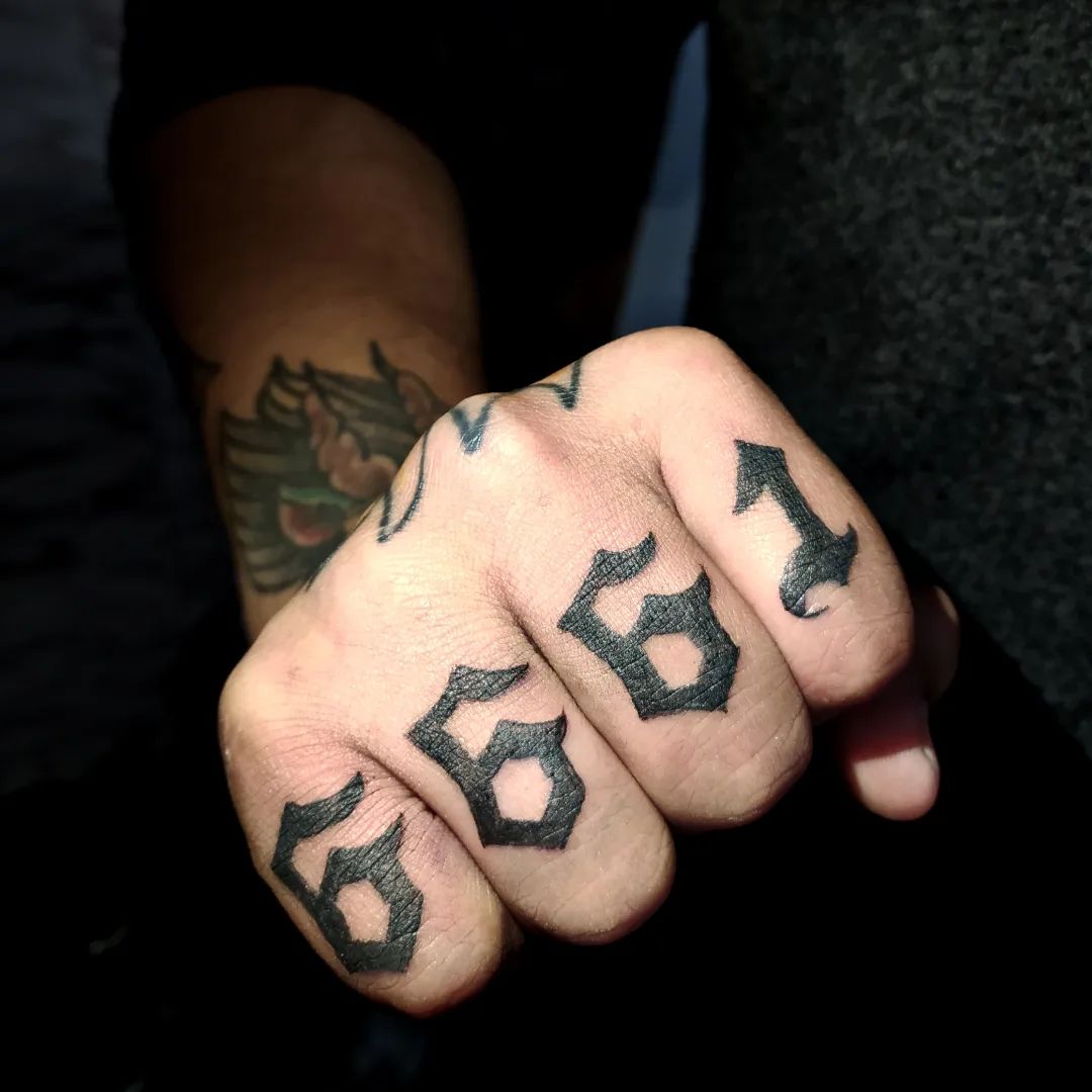 Número Dedo Tatuaje