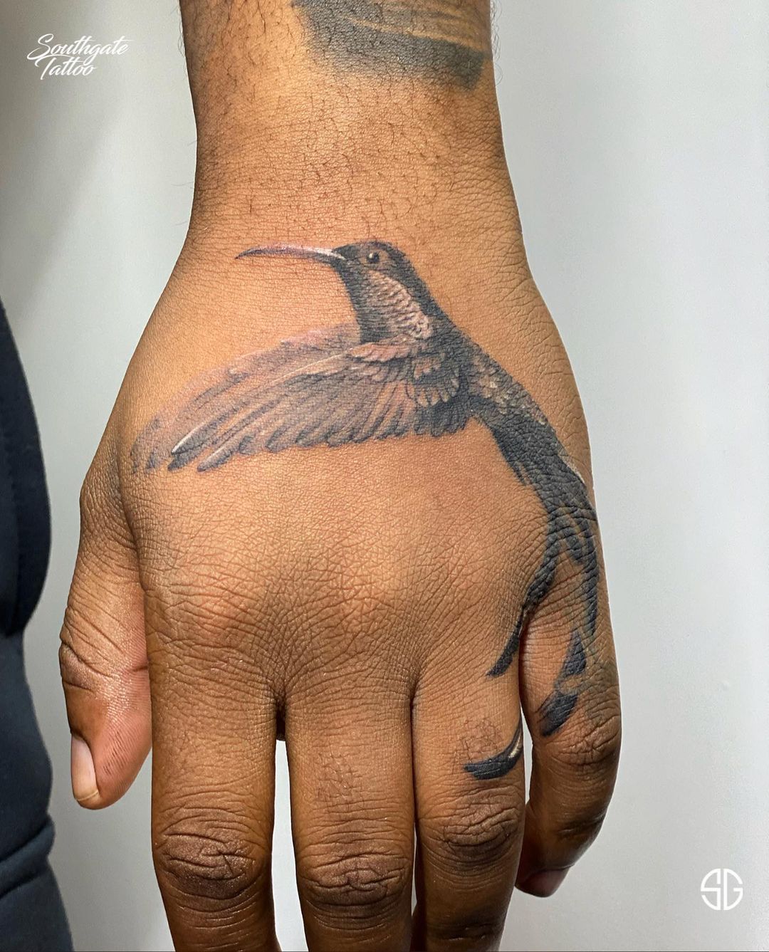 Palma y mano Tatuaje de colibrí zumbador
