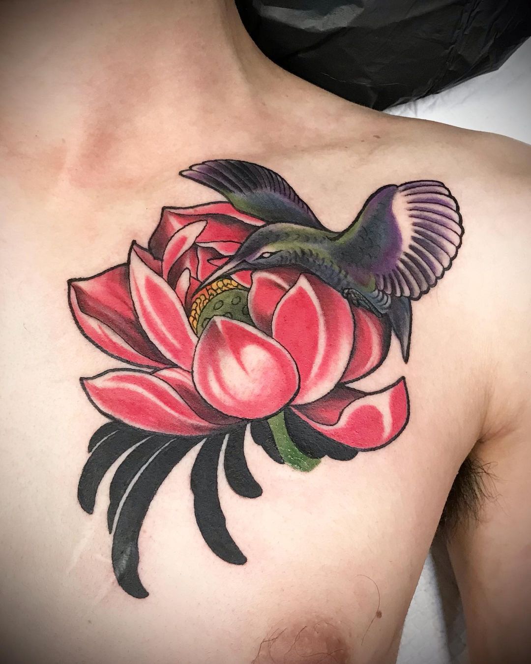 Pecho, brillante, tatuaje de colibrí zumbador.