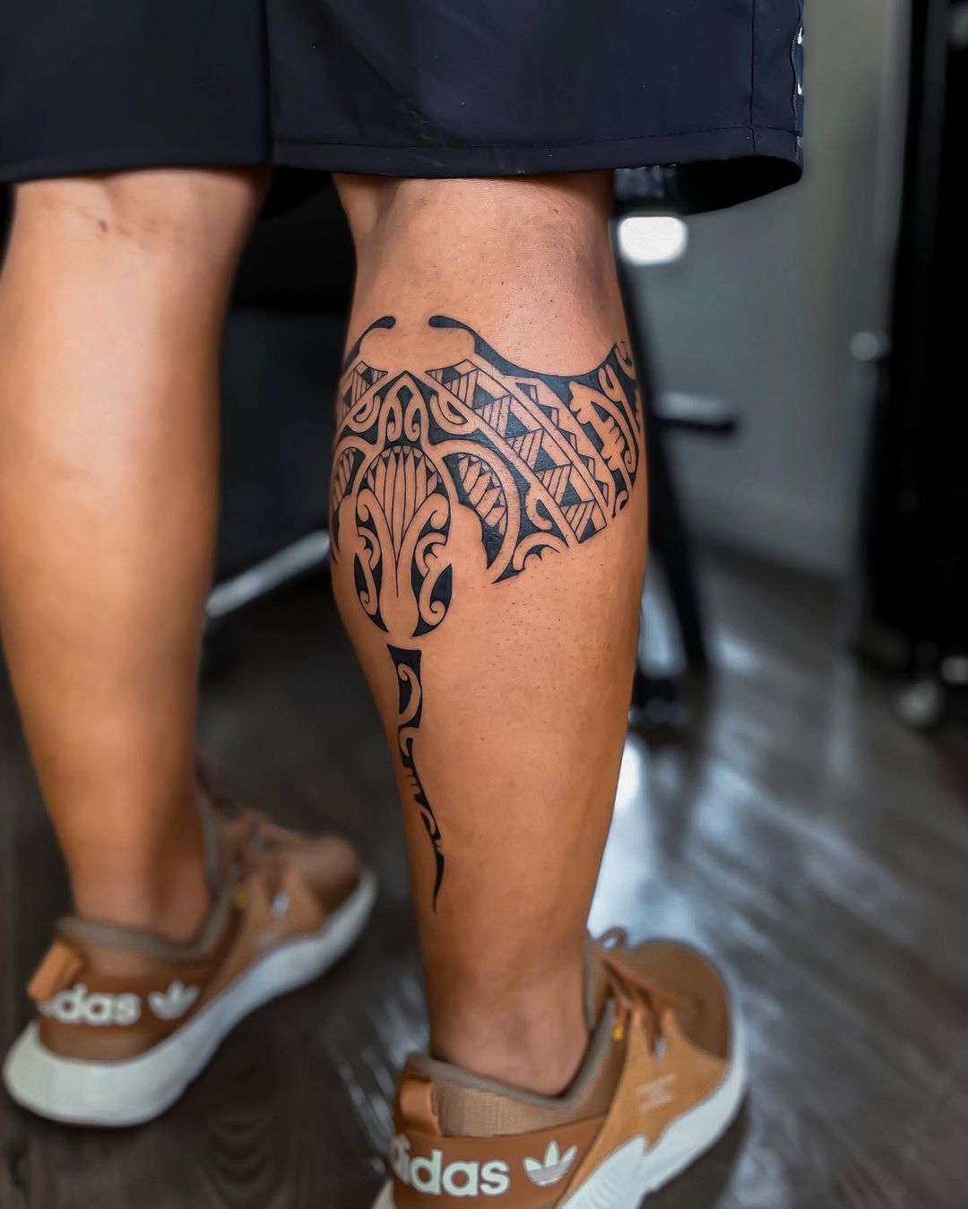 Pequeño tatuaje maorí de ternero
