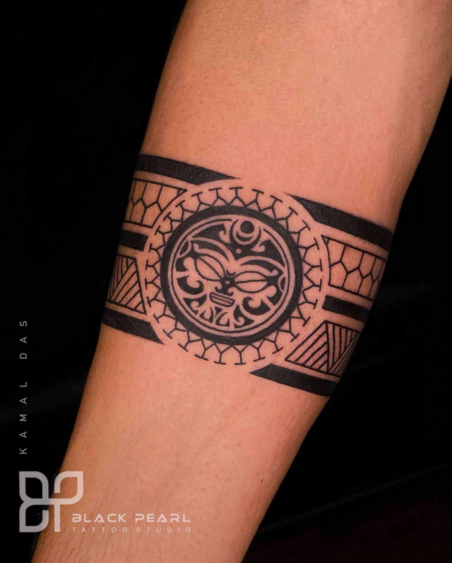 Pequeño y simple tatuaje maorí.