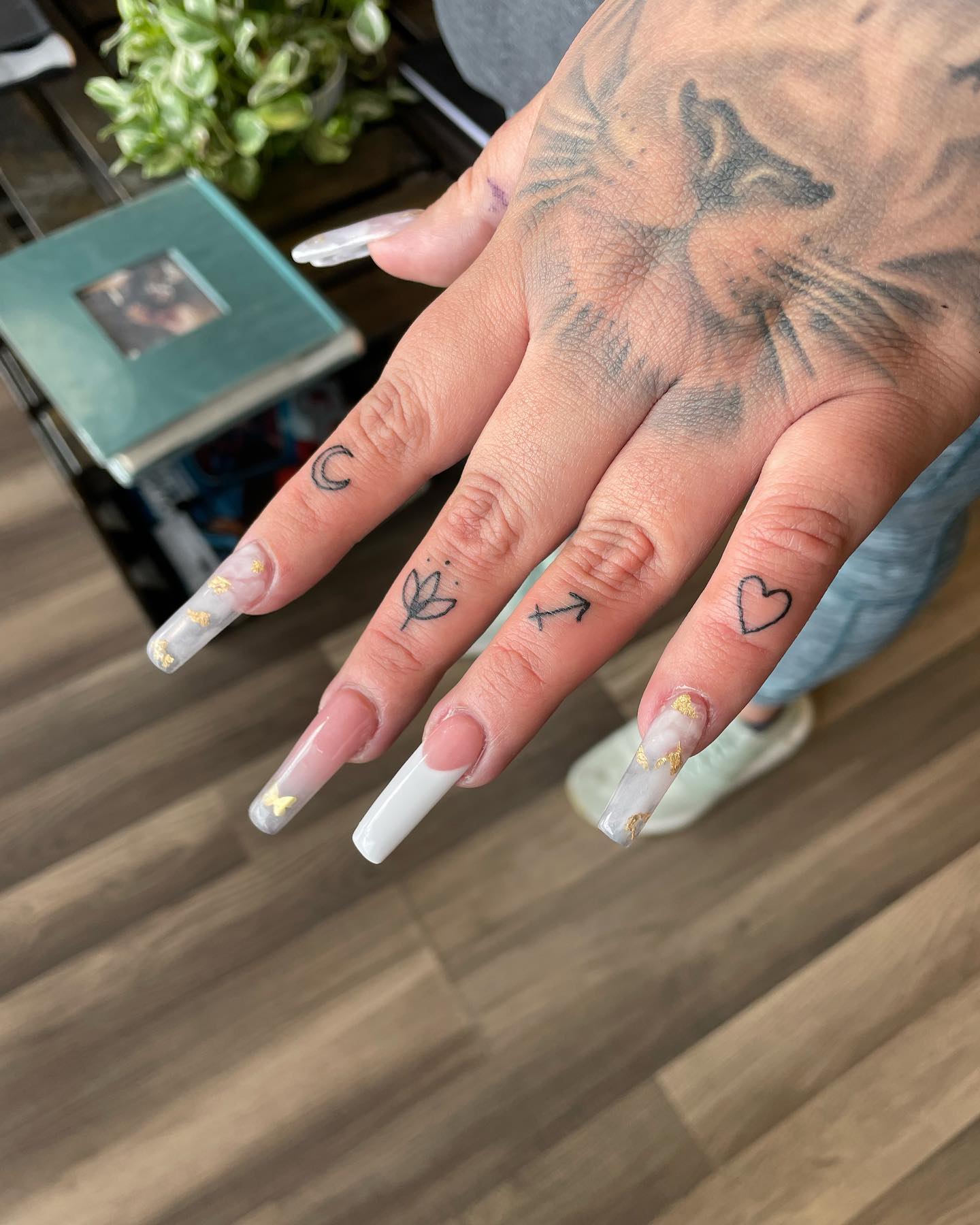 Símbolos de tatuajes en los dedos