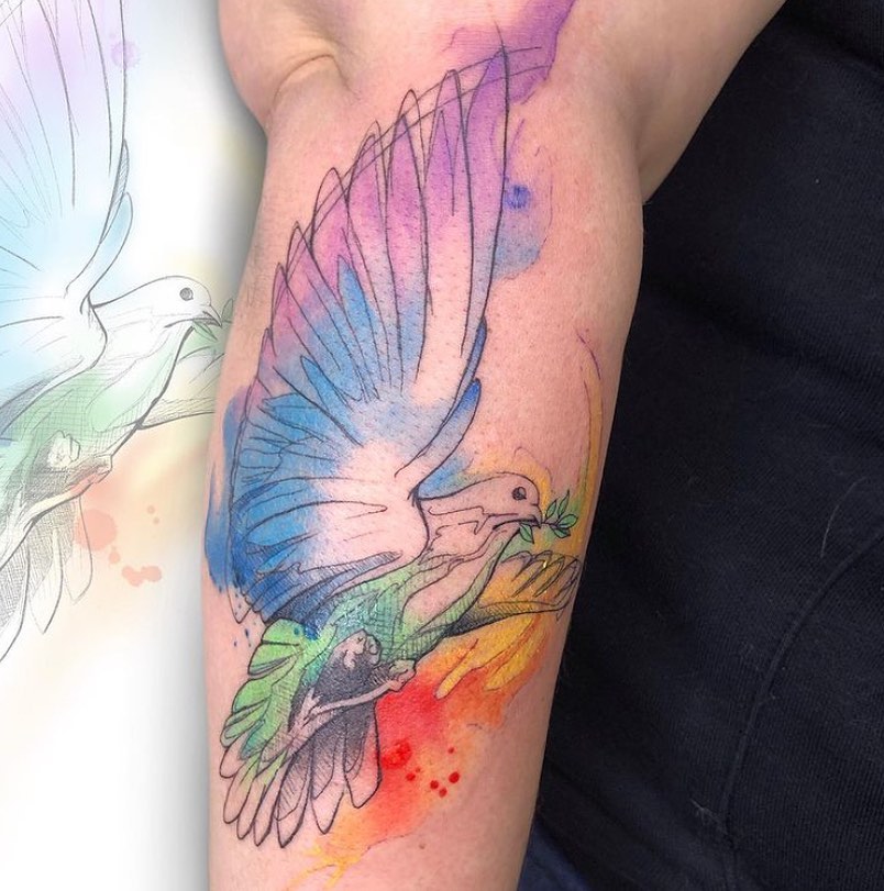 Tatuaje artístico y colorido de paloma.
