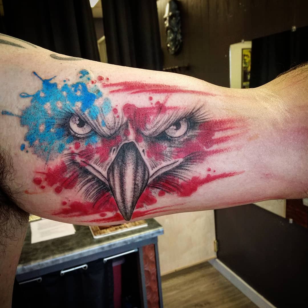 Tatuaje de Águila con la bandera Americana
