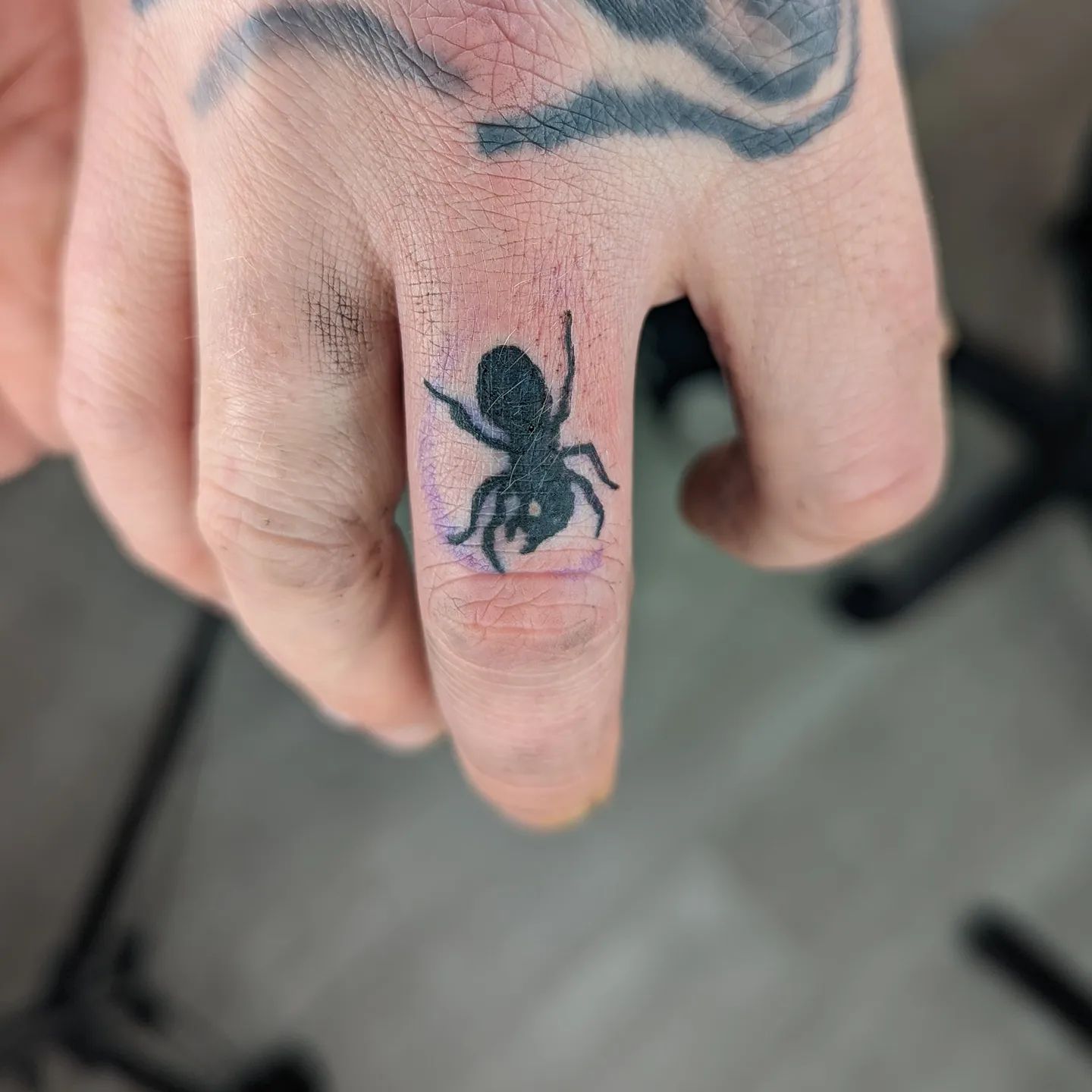 Tatuaje de Araña en el Dedo