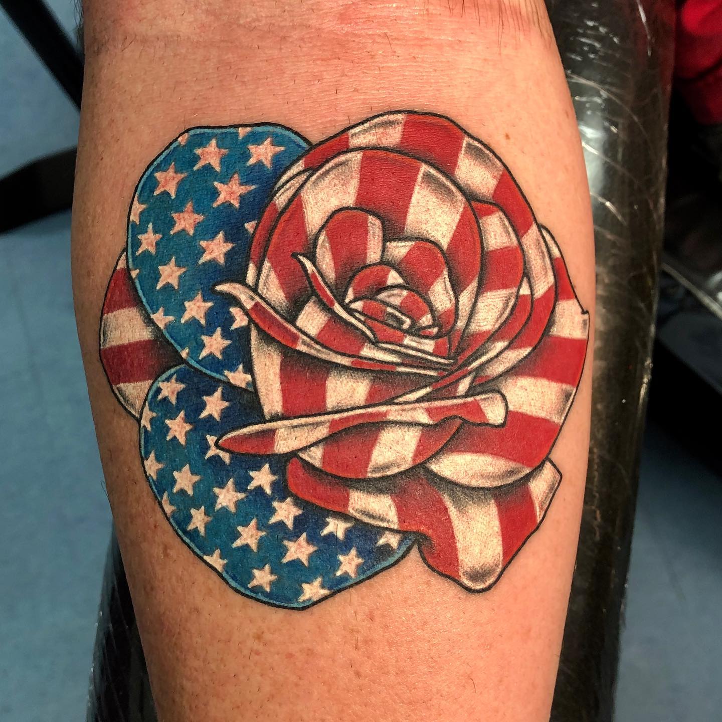 Tatuaje de bandera americana de rosa.