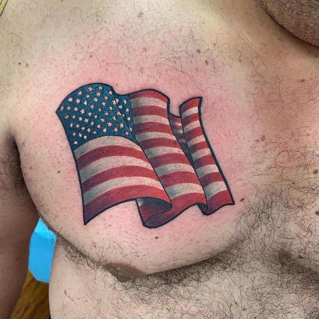 Tatuaje de Bandera Americana en el Pecho Pequeño