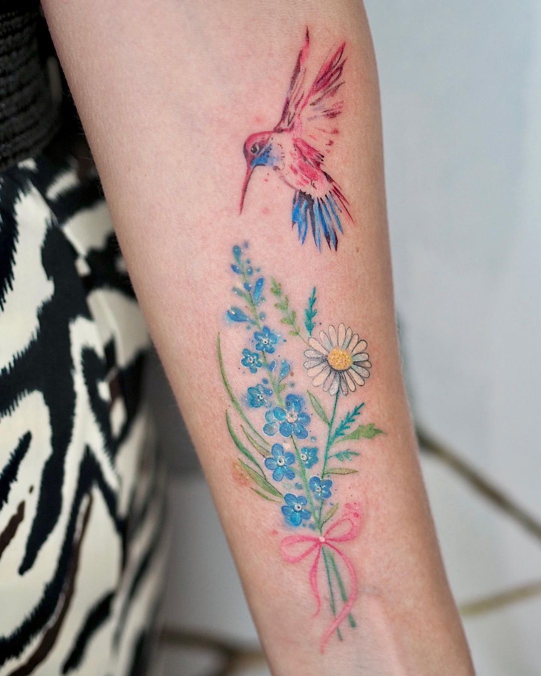 Tatuaje de Colibrí con Flores