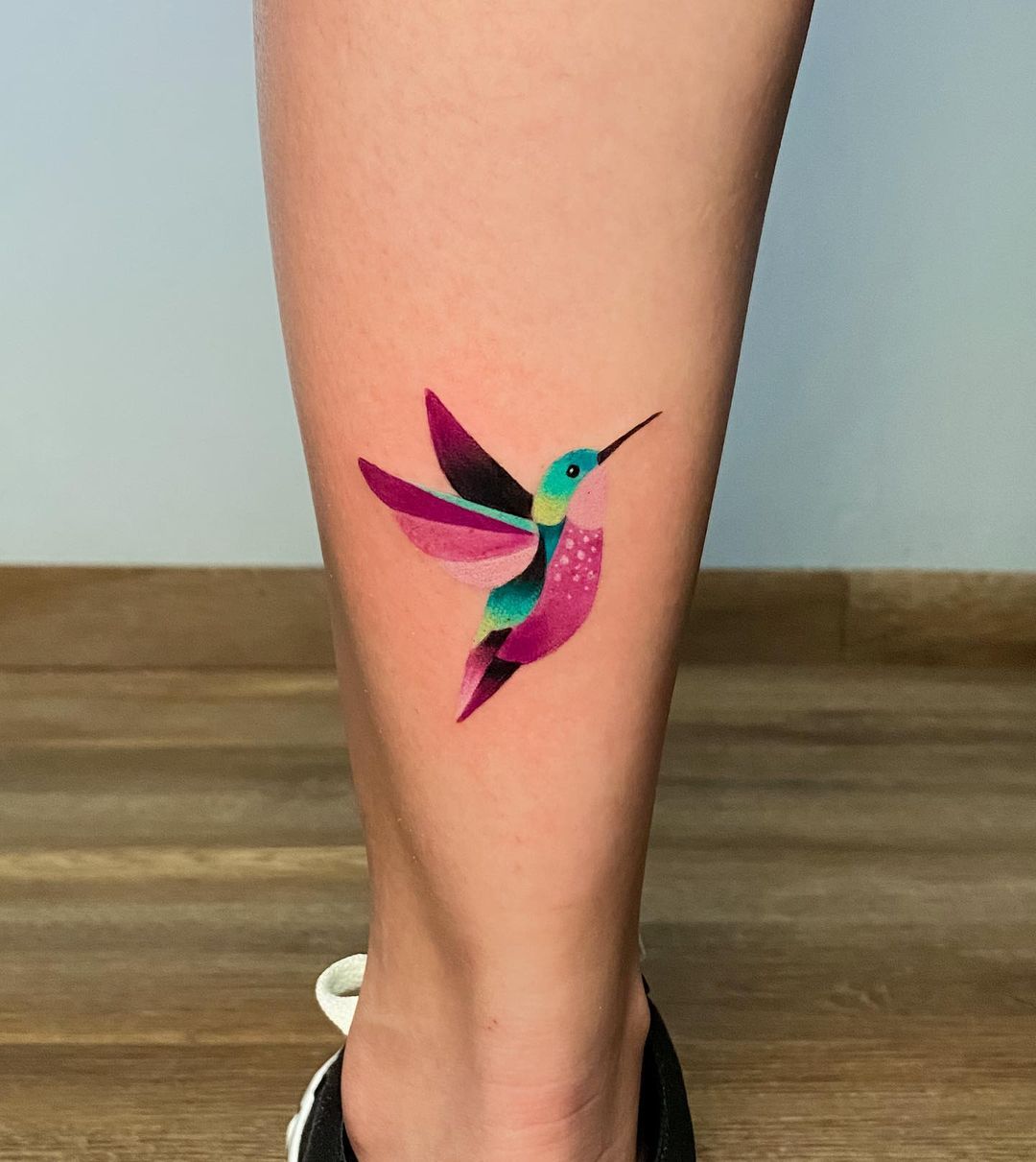 Tatuaje de colibrí con pequeña impresión de dibujo animado artístico