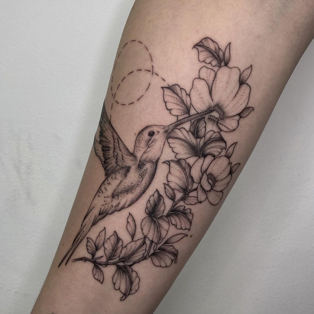 Tatuaje de colibrí creativo con tinta negra.