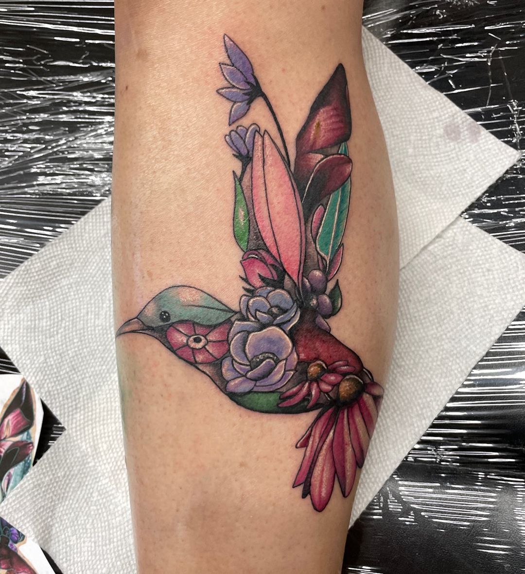 Tatuaje de colibrí creativo y único.