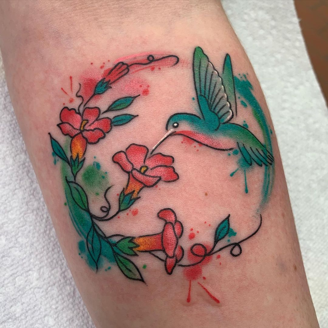 Tatuaje de Colibrí Floral Brillante