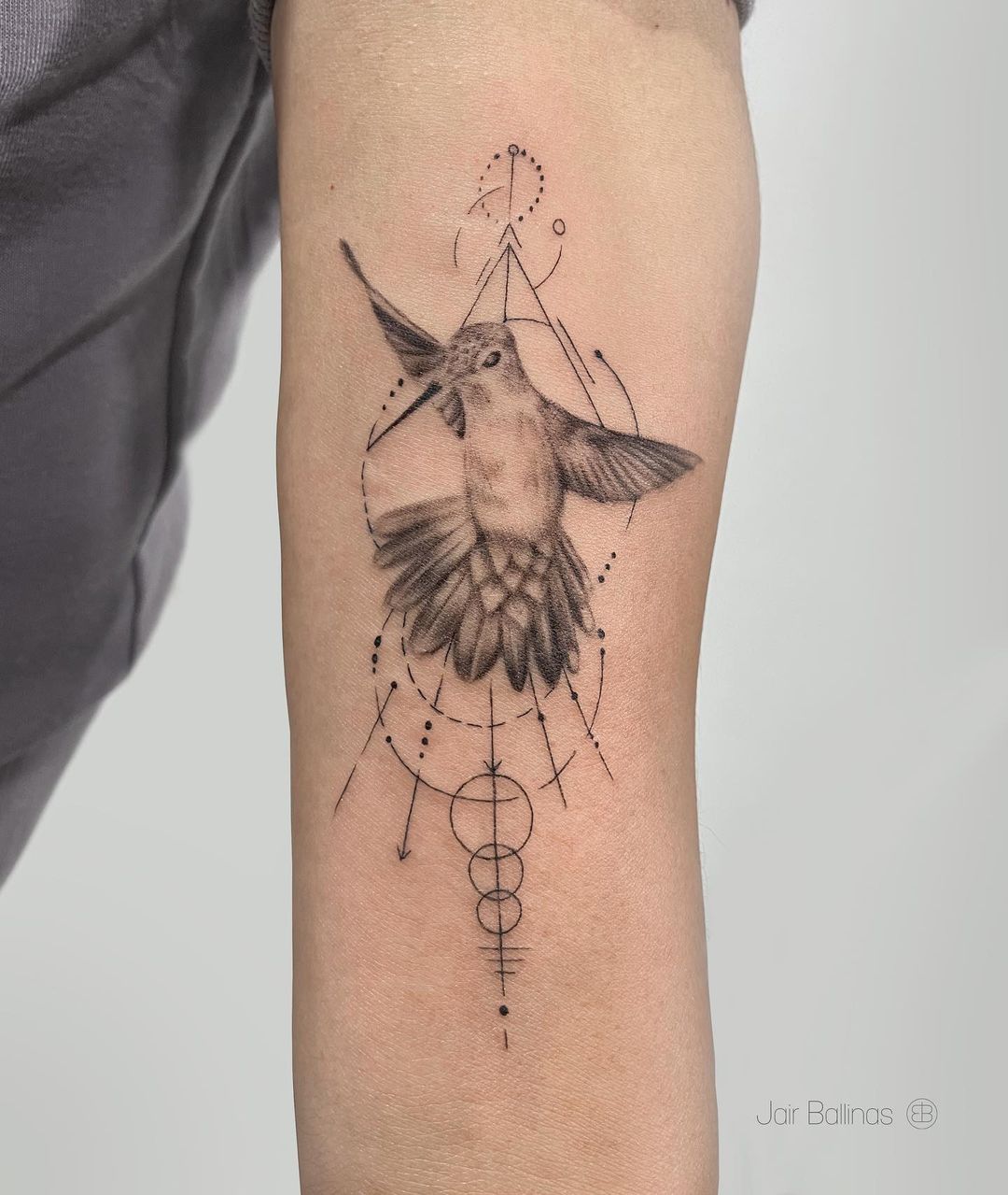 Tatuaje de colibrí geométrico y artístico.
