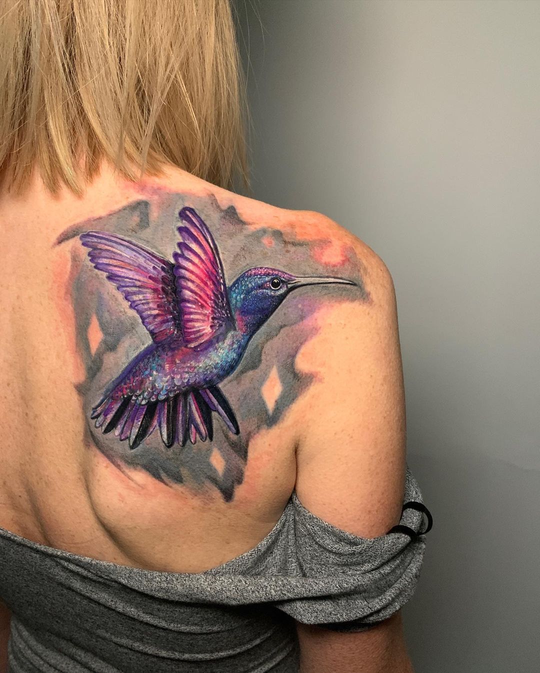 Tatuaje de Colibrí Grande y Brillante en la Espalda