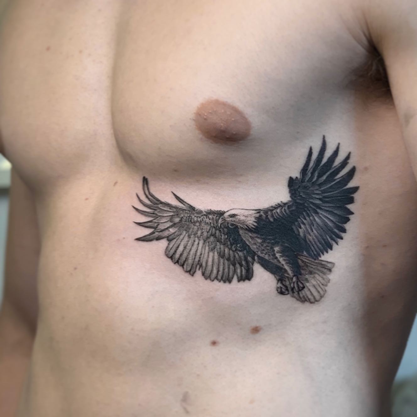 Tatuaje de Costilla de Águila para Hombres
