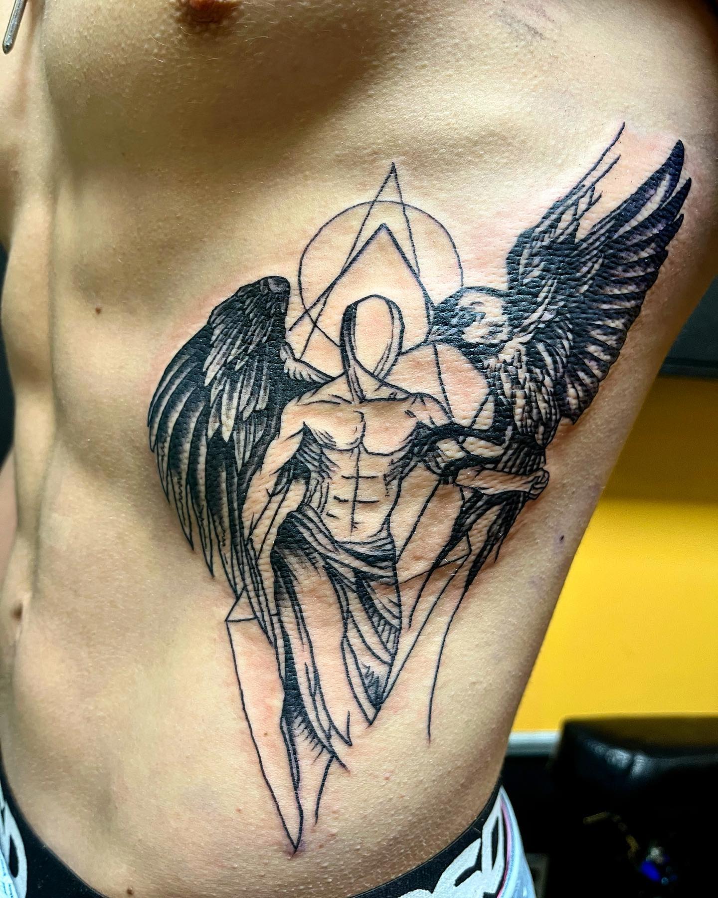Tatuaje de costilla de ángel