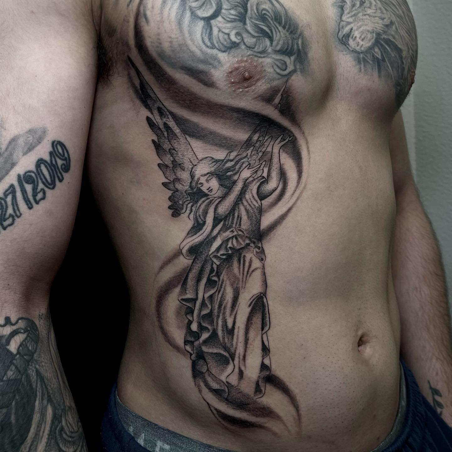 Tatuaje de costilla de Ángel Oscuro