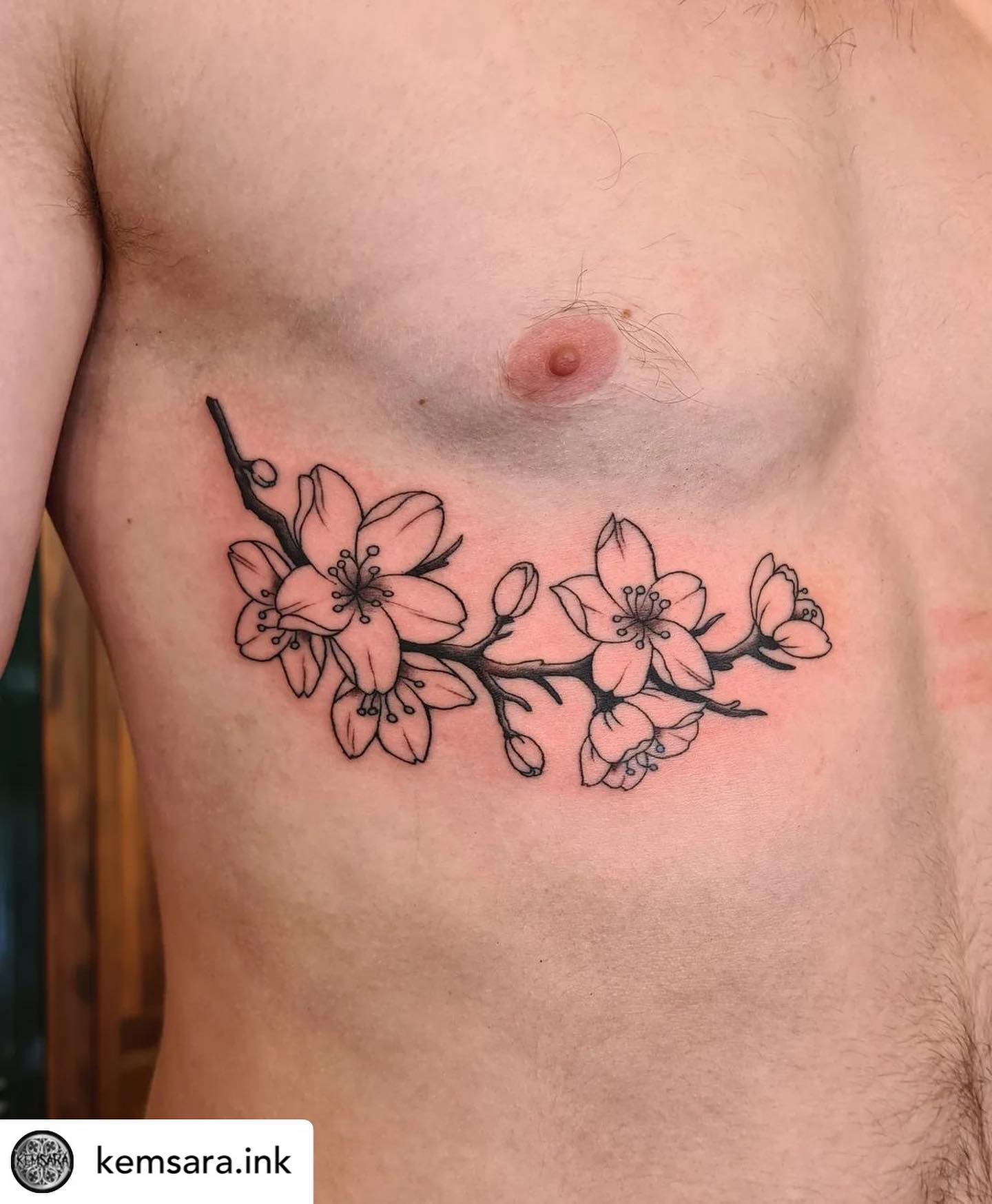 Tatuaje de costilla de flor