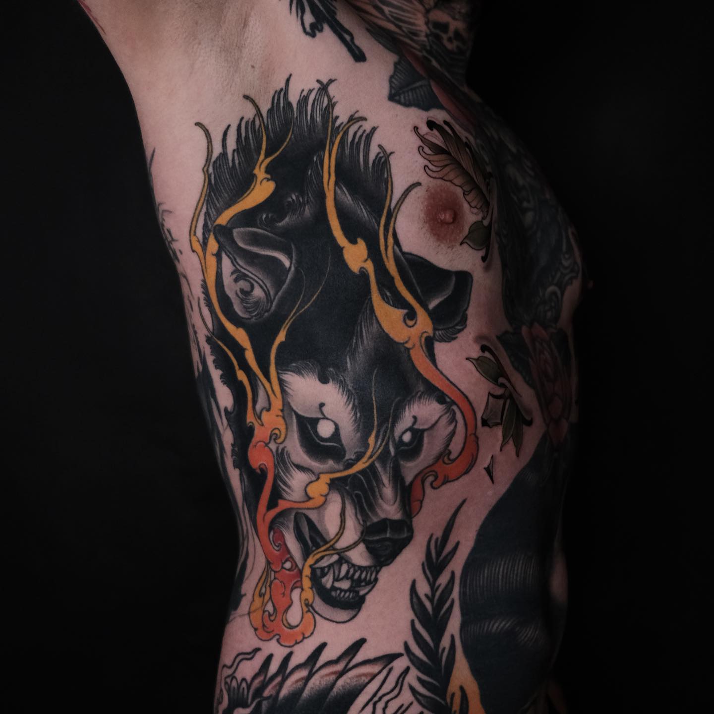 Tatuaje de costilla de lobo para hombres
