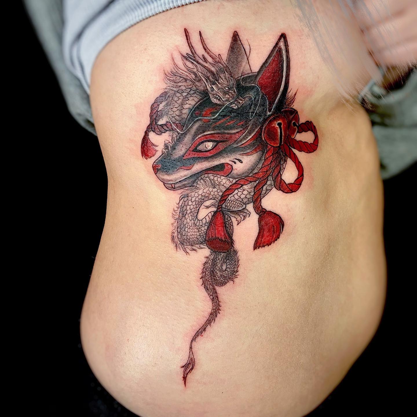 Tatuaje de costilla de lobo rojo
