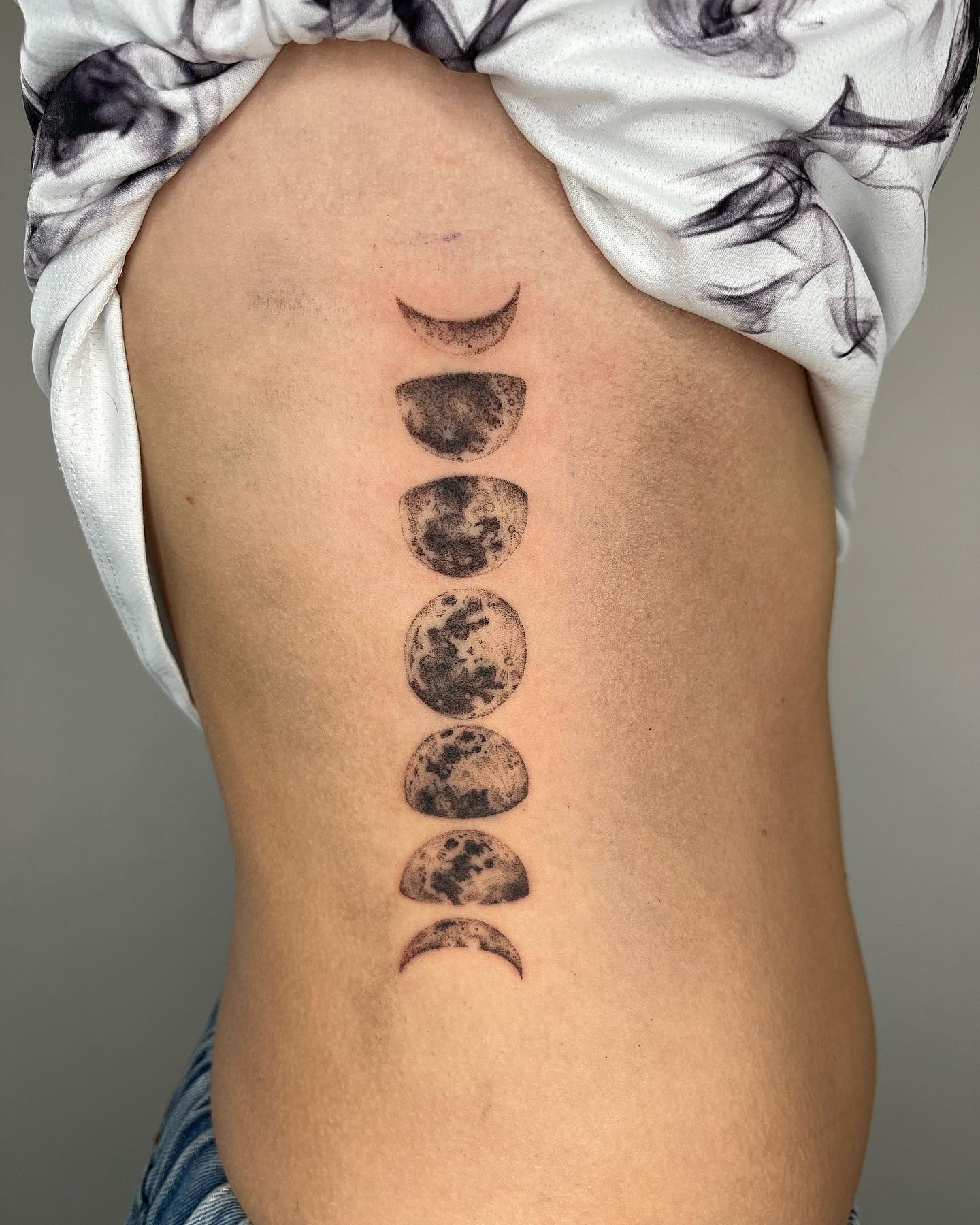 Tatuaje de costilla de luna