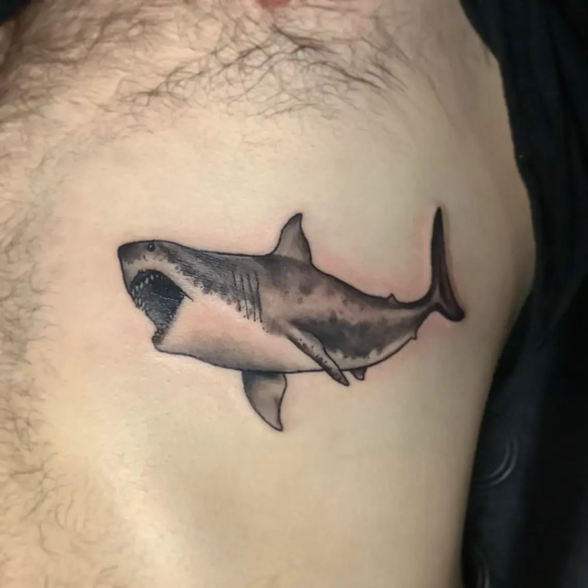 Tatuaje de costilla de tiburón