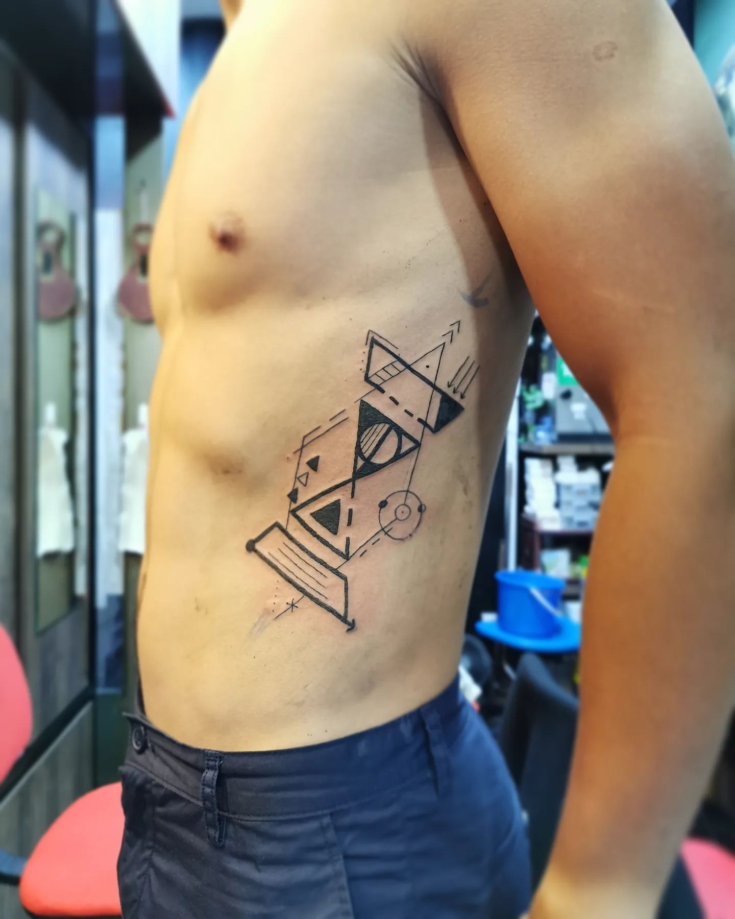 Tatuaje de costilla geométrico