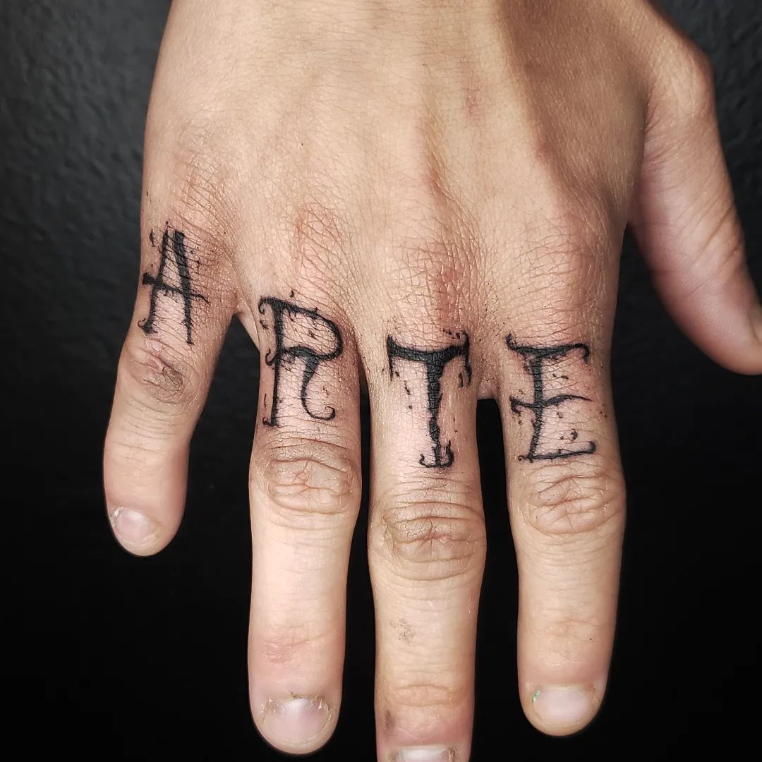 Tatuaje de dedo con tinta negra.