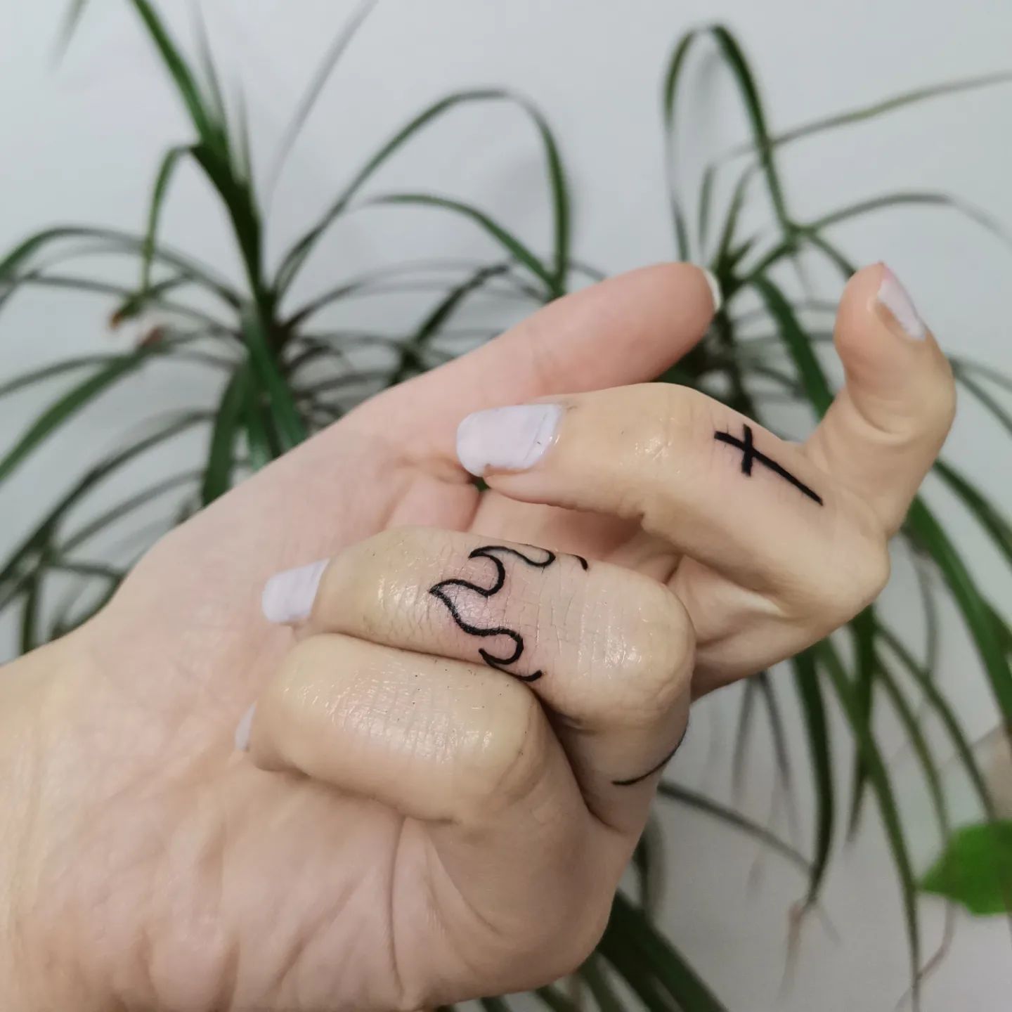 Tatuaje de dedos cruzados