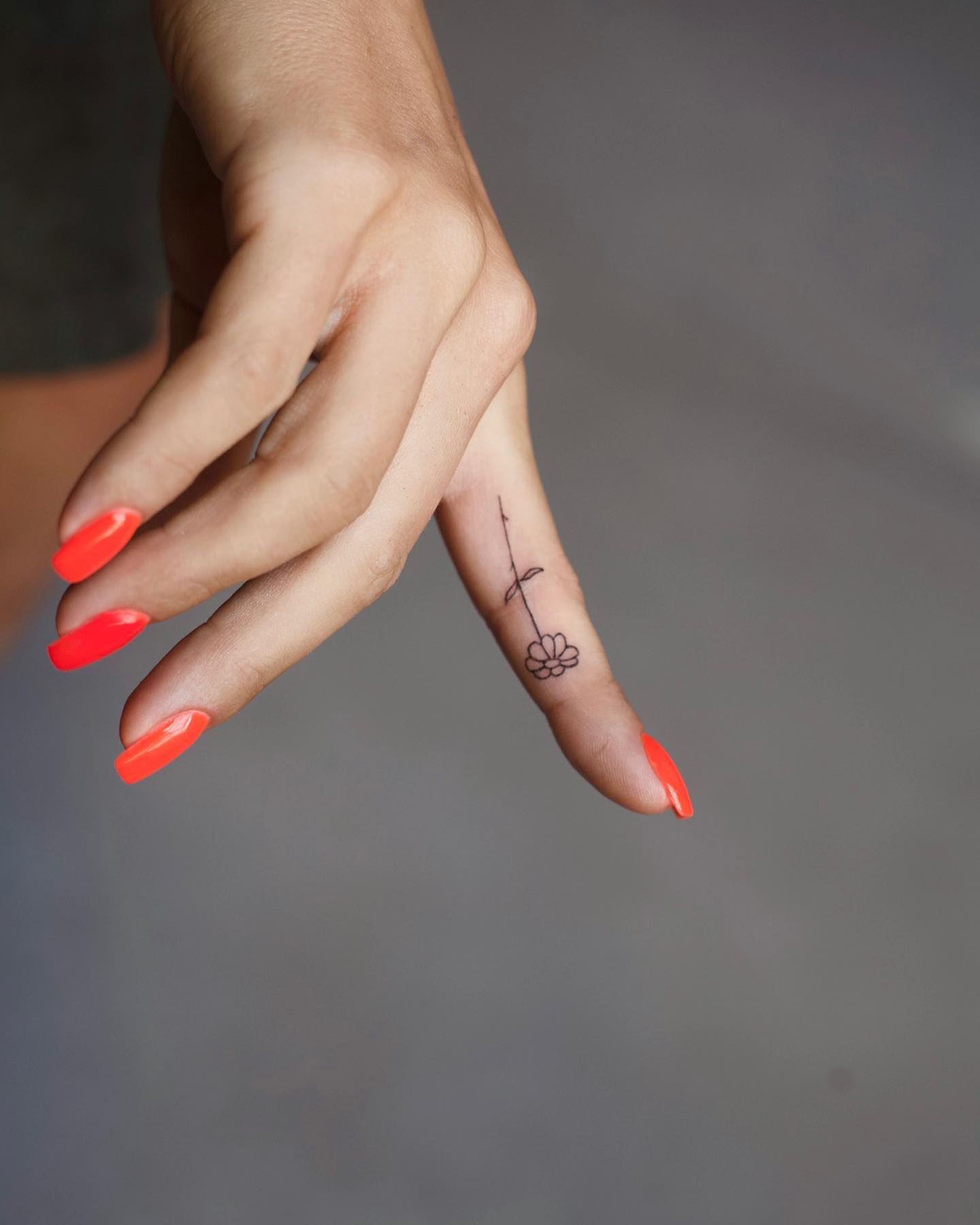 Tatuaje de flor en el dedo