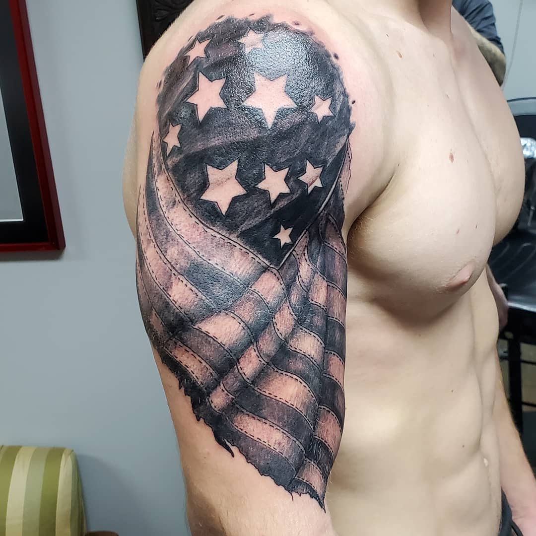 Tatuaje de hombro de la bandera estadounidense