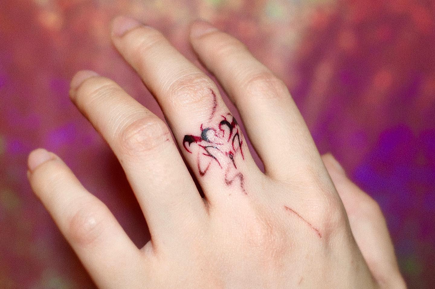 Tatuaje de huella dactilar en negro y rojo