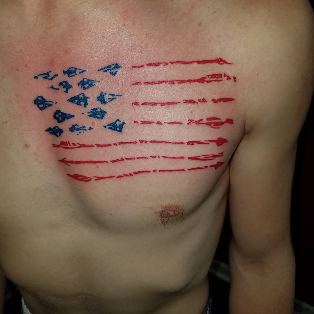 Tatuaje de la bandera americana Diseño delgado de pecho