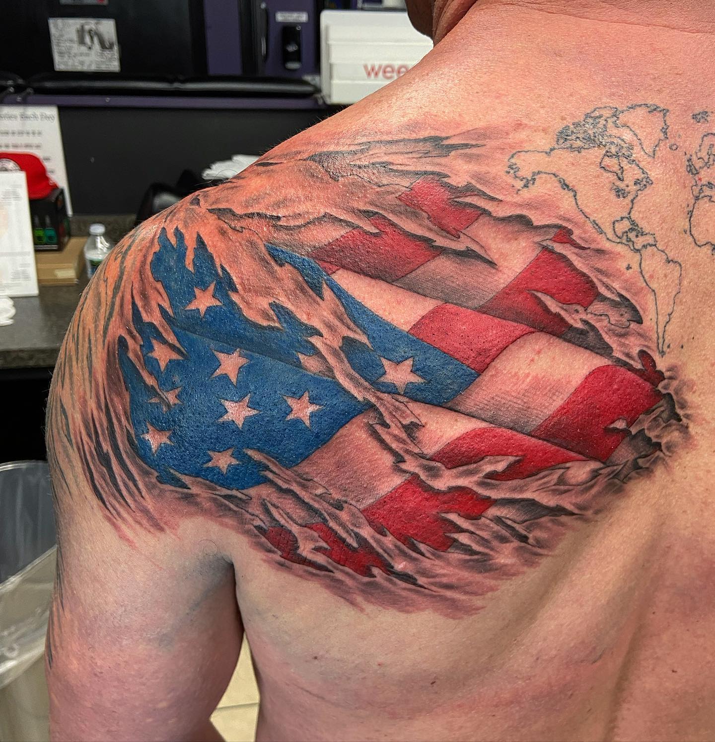 Tatuaje de la bandera americana en la espalda