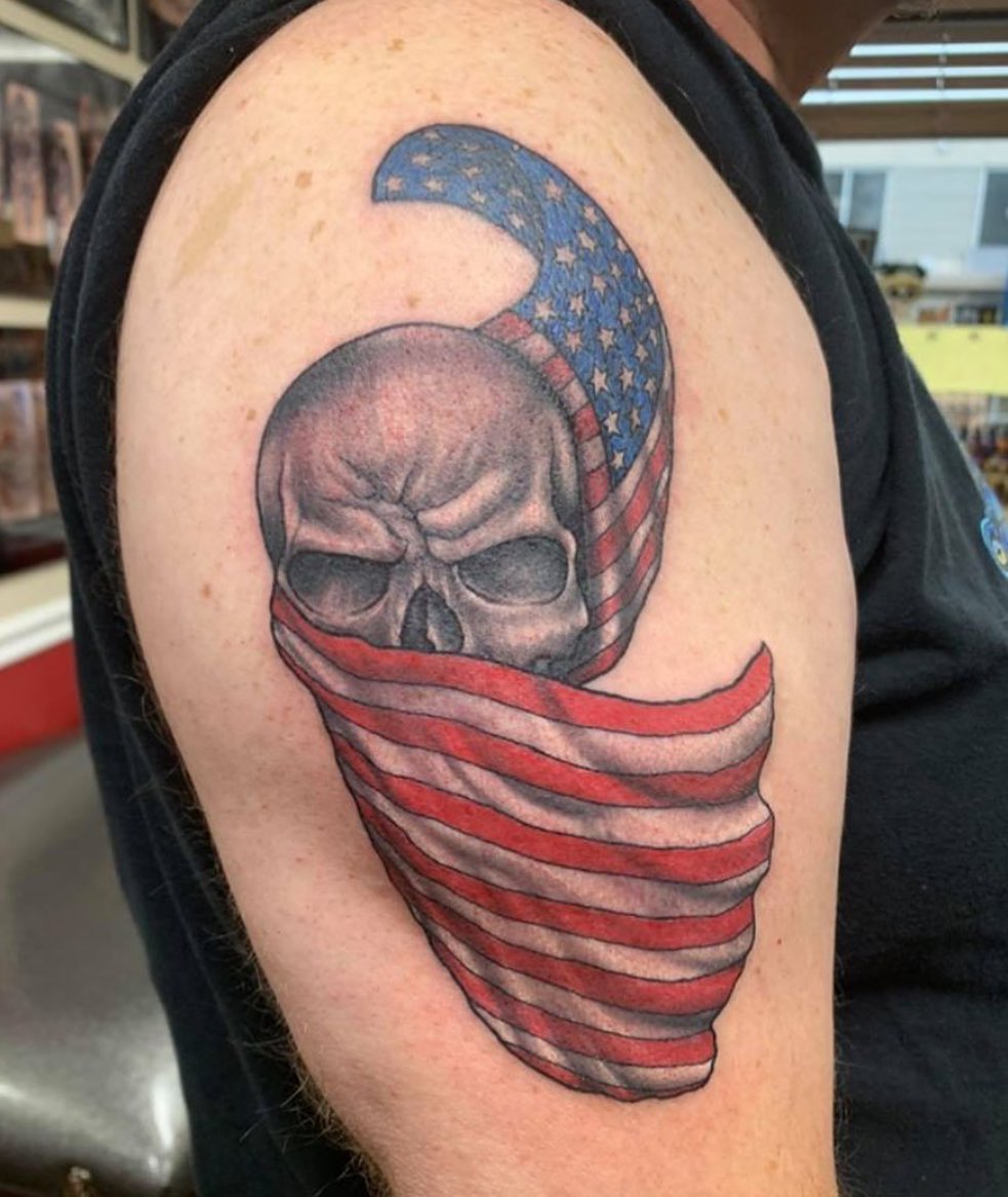 Tatuaje de la bandera americana para hombres.