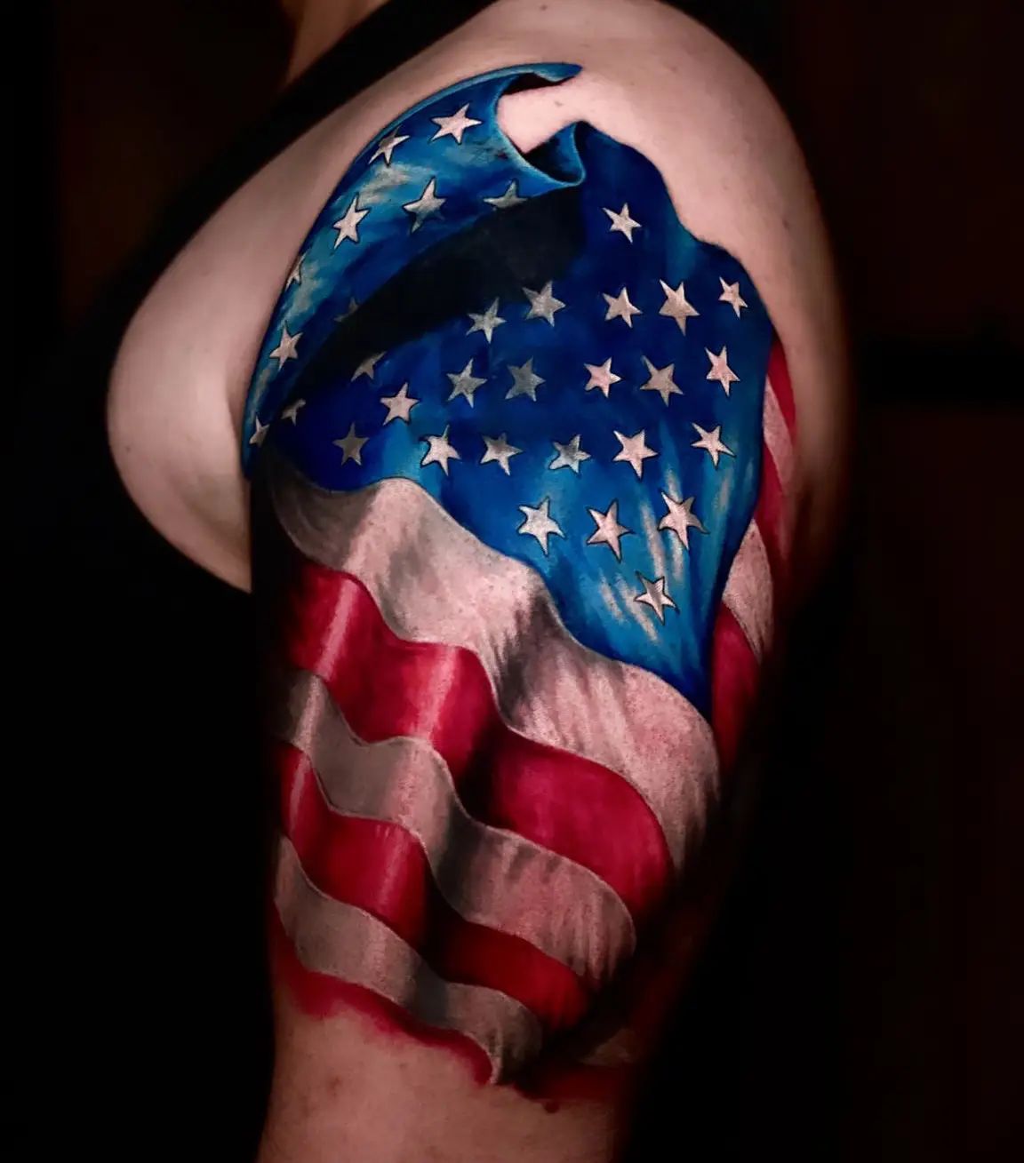 Tatuaje de la gran y colorida bandera estadounidense.